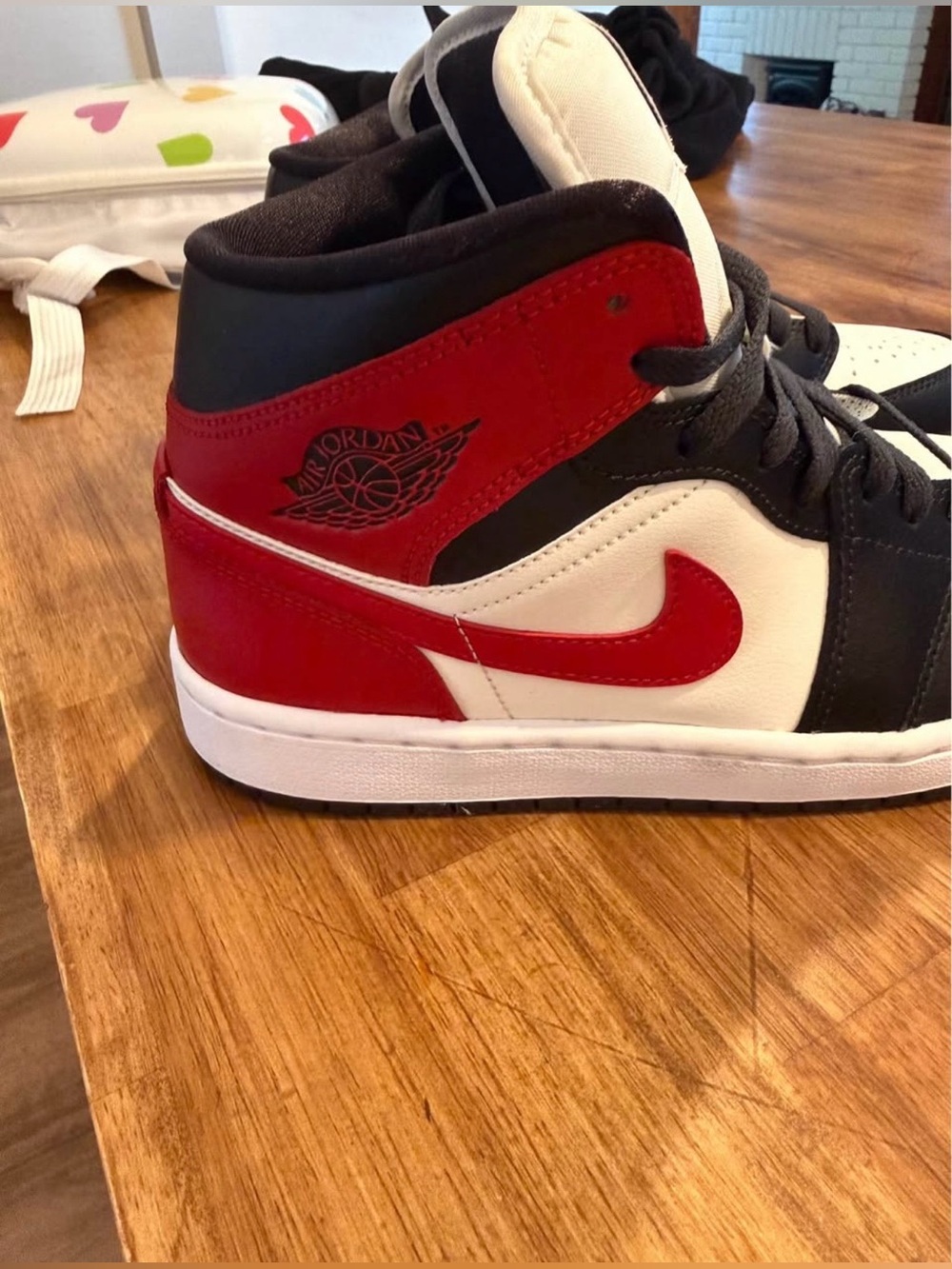 Women’s Air Jordan 1 Mid Chicago Black Toe - Picture 4 of 7